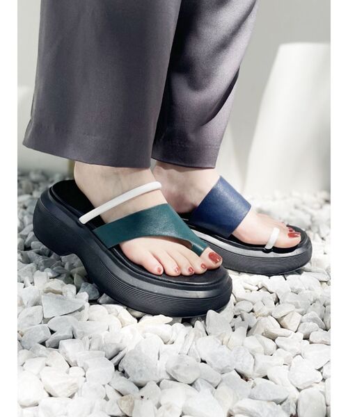 MURUA（ムルーア）の「アシメトングサンダル（サンダル・レディース・ブラック/その他1・22.5/24.5/23.5）」の2枚目の写真