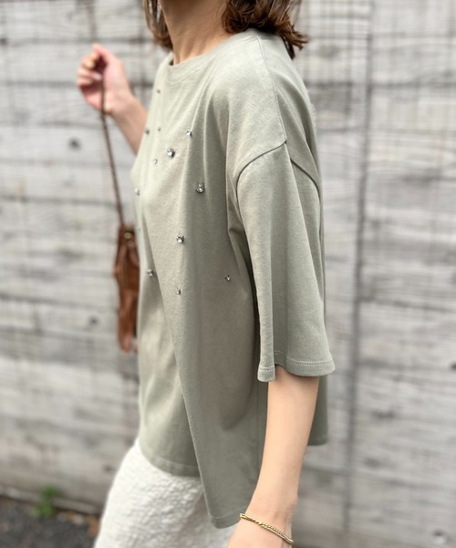 mi via loca(ミヴィアロカ)の「ビジュー付きTシャツ(Tシャツ/カットソー・レディース・ベージュ/スミクロ/カーキ・FREE)」の18枚目の写真