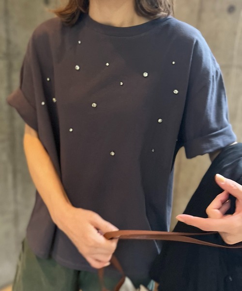 mi via loca(ミヴィアロカ)の「ビジュー付きTシャツ(Tシャツ/カットソー・レディース・ベージュ/スミクロ/カーキ・FREE)」の4枚目の写真