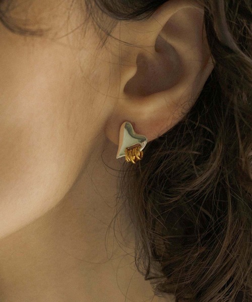 セール】【LAPUIS】アシンメトリーコイルハートピアス 233