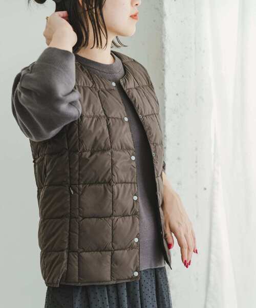 ITEMS URBANRESEARCH(アイテムズ アーバンリサーチ)の「TAION CREW-NECK BUTTON DOWN VEST(ダウンベスト・レディース・ブラック/カーキ/ブラウン系その他/オフホワイト・LARGE/X-LARGE/MEDIUM)」の3枚目の写真