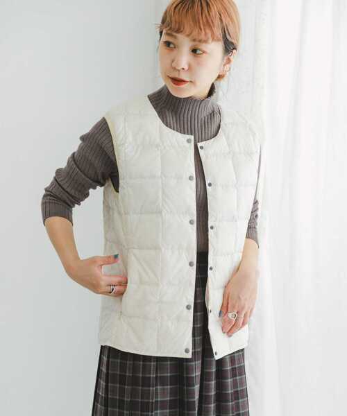 ITEMS URBANRESEARCH(アイテムズ アーバンリサーチ)の「TAION CREW-NECK BUTTON DOWN VEST(ダウンベスト・レディース・ブラック/カーキ/ブラウン系その他/オフホワイト・LARGE/X-LARGE/MEDIUM)」の2枚目の写真