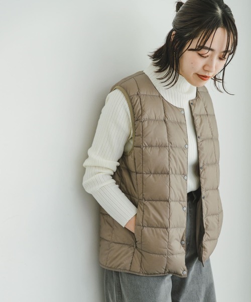 ITEMS URBANRESEARCH(アイテムズ アーバンリサーチ)の「TAION CREW-NECK BUTTON DOWN VEST(ダウンベスト・レディース・ブラック/カーキ/ブラウン系その他/オフホワイト・LARGE/X-LARGE/MEDIUM)」の4枚目の写真