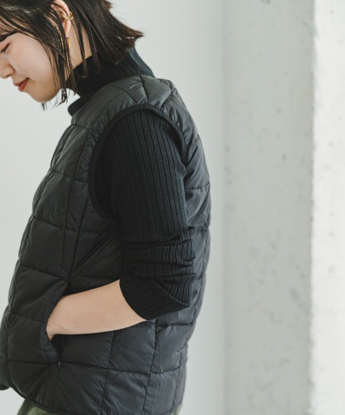 ITEMS URBANRESEARCH(アイテムズ アーバンリサーチ)の「TAION CREW-NECK BUTTON DOWN VEST(ダウンベスト・レディース・ブラック/カーキ/ブラウン系その他/オフホワイト・LARGE/X-LARGE/MEDIUM)」の1枚目の写真