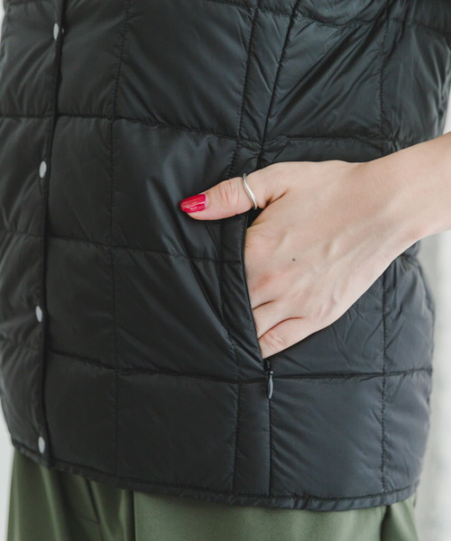 ITEMS URBANRESEARCH(アイテムズ アーバンリサーチ)の「TAION CREW-NECK BUTTON DOWN VEST(ダウンベスト・レディース・ブラック/カーキ/ブラウン系その他/オフホワイト・LARGE/X-LARGE/MEDIUM)」の20枚目の写真