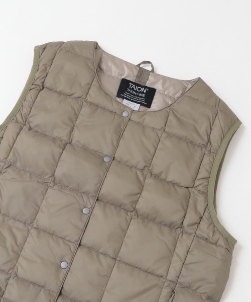 ITEMS URBANRESEARCH(アイテムズ アーバンリサーチ)の「TAION CREW-NECK BUTTON DOWN VEST(ダウンベスト・レディース・ブラック/カーキ/ブラウン系その他/オフホワイト・LARGE/X-LARGE/MEDIUM)」の7枚目の写真