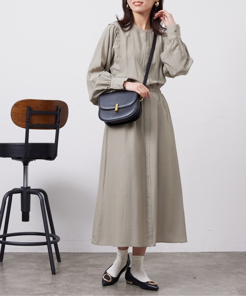 Chez toi(シェトワ)の「ショルダータックバンドカラーワンピース(ワンピース・レディース・チャコールグレー/グレイッシュベージュ/オレンジ・FREE)」の3枚目の写真