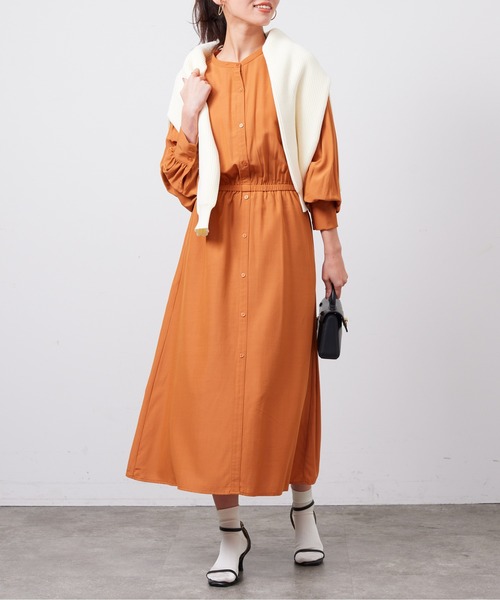 Chez toi(シェトワ)の「ショルダータックバンドカラーワンピース(ワンピース・レディース・チャコールグレー/グレイッシュベージュ/オレンジ・FREE)」の1枚目の写真