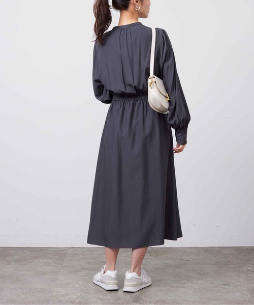 Chez toi(シェトワ)の「ショルダータックバンドカラーワンピース(ワンピース・レディース・チャコールグレー/グレイッシュベージュ/オレンジ・FREE)」の22枚目の写真
