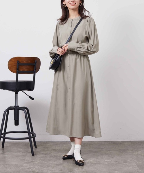 Chez toi(シェトワ)の「ショルダータックバンドカラーワンピース(ワンピース・レディース・チャコールグレー/グレイッシュベージュ/オレンジ・FREE)」の11枚目の写真