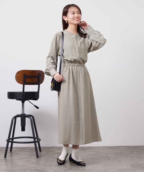 Chez toi(シェトワ)の「ショルダータックバンドカラーワンピース(ワンピース・レディース・チャコールグレー/グレイッシュベージュ/オレンジ・FREE)」の21枚目の写真