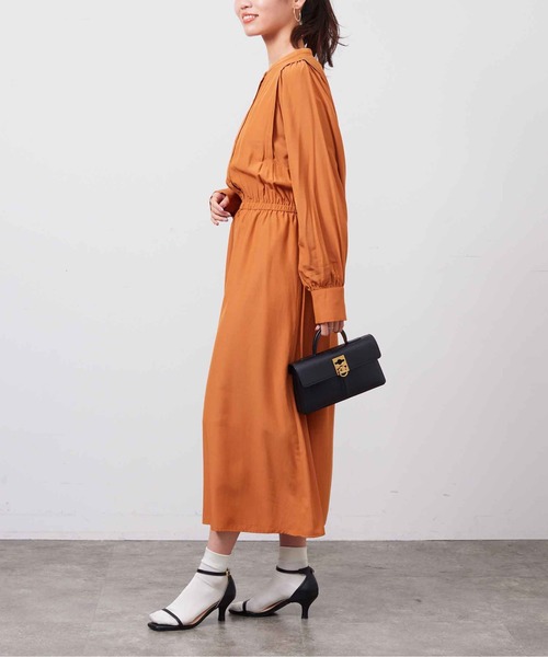 Chez toi(シェトワ)の「ショルダータックバンドカラーワンピース(ワンピース・レディース・チャコールグレー/グレイッシュベージュ/オレンジ・FREE)」の4枚目の写真