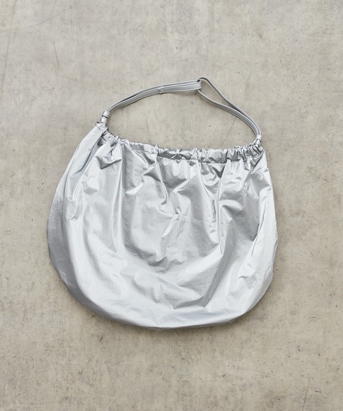 Actually（アクチュアリー）の「メタリックラウンドトート（トートバッグ・レディース・ブラック/シルバー・フリー）」の8枚目の写真