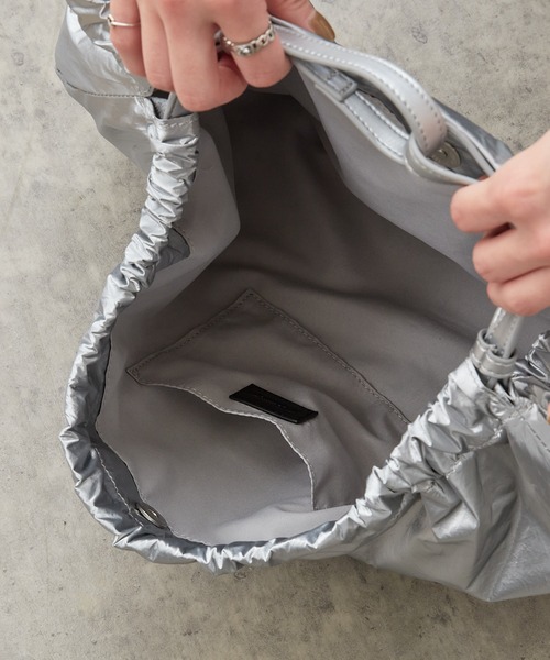 Actually（アクチュアリー）の「メタリックラウンドトート（トートバッグ・レディース・ブラック/シルバー・フリー）」の11枚目の写真