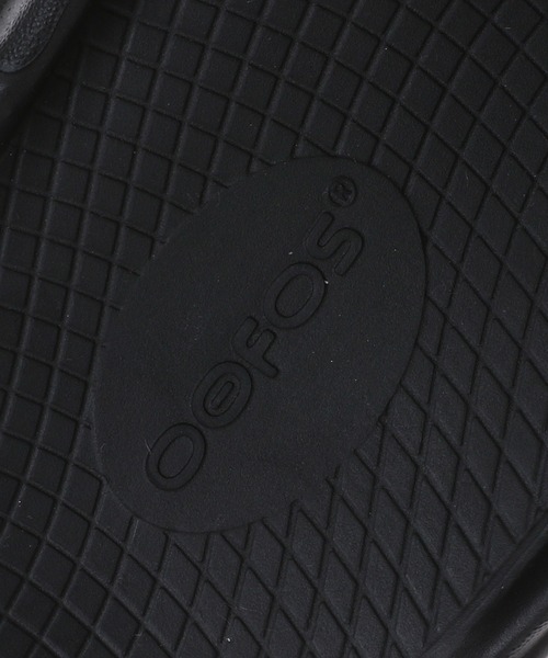 OOFOS（ウーフォス）の「OOFOS O Original リカバリーサンダル（サンダル・レディース・ブラック・23㎝/24㎝/25㎝/26cm/27cm/28cm）」の4枚目の写真