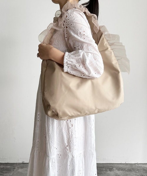 AT CREATION（アットクリエイション）の「EM:AT CREATION スコピエンショルダー チュールショルダーバッグ（ショルダーバッグ・レディース・アイボリー/ブラック/カーキ・FREE）」の2枚目の写真