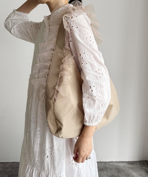 AT CREATION（アットクリエイション）の「EM:AT CREATION スコピエンショルダー チュールショルダーバッグ（ショルダーバッグ・レディース・アイボリー/ブラック/カーキ・FREE）」の12枚目の写真