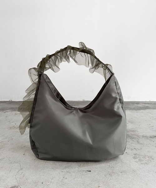 AT CREATION（アットクリエイション）の「EM:AT CREATION スコピエンショルダー チュールショルダーバッグ（ショルダーバッグ・レディース・アイボリー/ブラック/カーキ・FREE）」の7枚目の写真