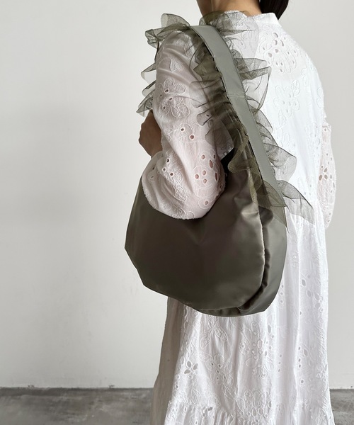 AT CREATION（アットクリエイション）の「EM:AT CREATION スコピエンショルダー チュールショルダーバッグ（ショルダーバッグ・レディース・アイボリー/ブラック/カーキ・FREE）」の4枚目の写真