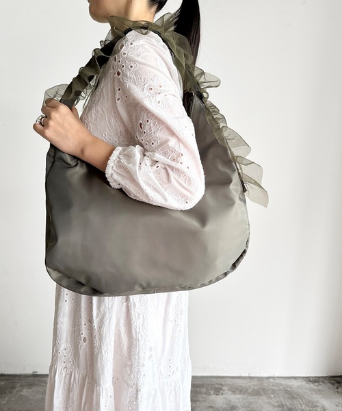 AT CREATION（アットクリエイション）の「EM:AT CREATION スコピエンショルダー チュールショルダーバッグ（ショルダーバッグ・レディース・アイボリー/ブラック/カーキ・FREE）」の5枚目の写真