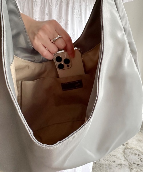 AT CREATION（アットクリエイション）の「EM:AT CREATION スコピエンショルダー チュールショルダーバッグ（ショルダーバッグ・レディース・アイボリー/ブラック/カーキ・FREE）」の9枚目の写真