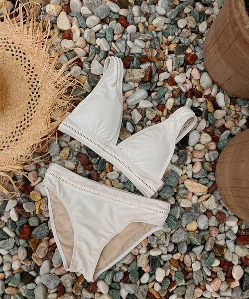 LAVIA（ラヴィア）の「シンプルデザインビキニ（水着・レディース・ホワイト・M/L）」の13枚目の写真