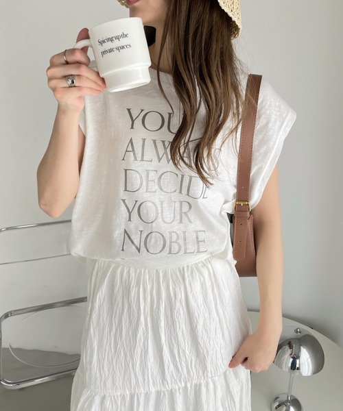 Ada.(エイダ)の「箔プリント ロゴ ノースリーブ トップス(Tシャツ/カットソー・レディース・チャコール/アイボリー/オフホワイト・FREE)」の2枚目の写真