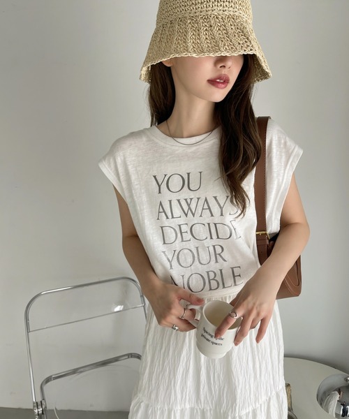 Ada.(エイダ)の「箔プリント ロゴ ノースリーブ トップス(Tシャツ/カットソー・レディース・チャコール/アイボリー/オフホワイト・FREE)」の5枚目の写真