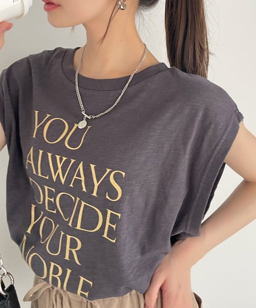 Ada.(エイダ)の「箔プリント ロゴ ノースリーブ トップス(Tシャツ/カットソー・レディース・チャコール/アイボリー/オフホワイト・FREE)」の22枚目の写真