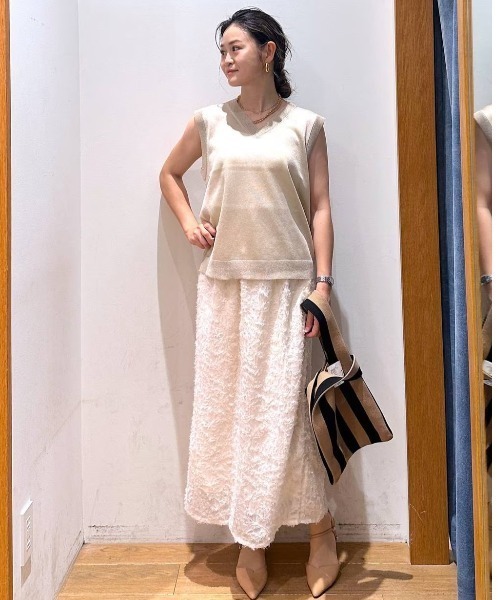 BAYFLOW（ベイフロー）の「ラメノースリーブプルオーバー（ベスト・レディース・ブルー/ブラック/ゴールド・FREE）」の6枚目の写真