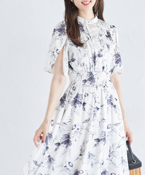 tocco closet（トッコ　クローゼット）の「スリットスリーブ水彩ラインフラワープリントワンピース（ワンピース・レディース・ブラック/ブルー/ピンク・M）」の2枚目の写真