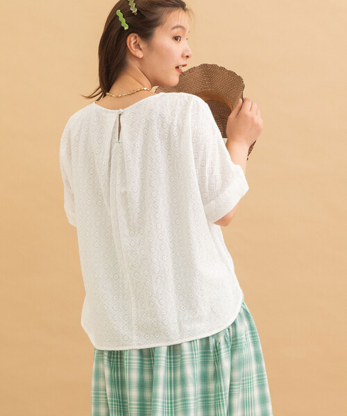 POU DOU DOU（プードゥドゥ）の「on my way home 刺繍ドルマンブラウス（シャツ/ブラウス・レディース・アイボリー/ブルー/オフホワイト・M）」の7枚目の写真