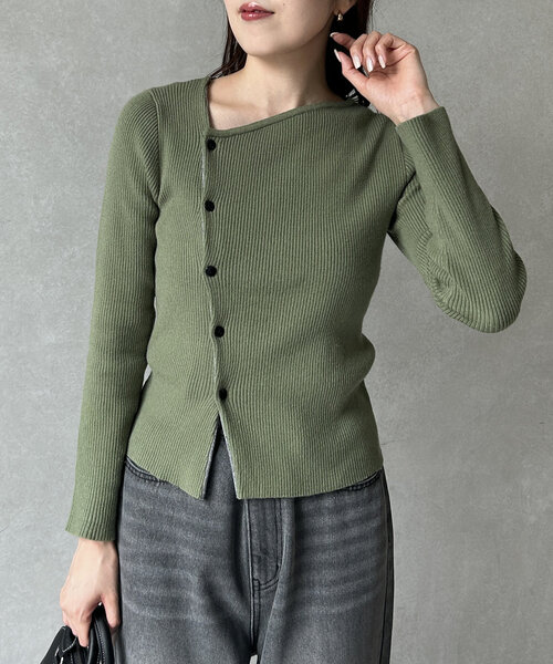 Thevon（ゼボン）の「アシメネックボタンリブニット（ニット/セーター・レディース・チャコールグレー/ブラック/グリーン/アイボリー・FREE）」の4枚目の写真