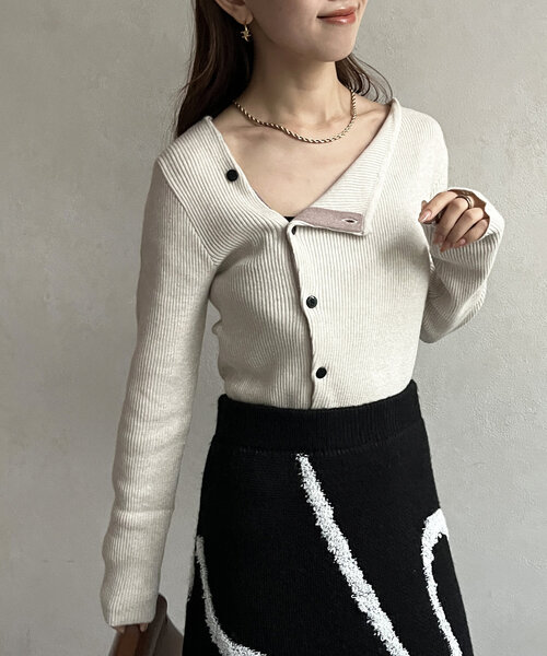 Thevon（ゼボン）の「アシメネックボタンリブニット（ニット/セーター・レディース・チャコールグレー/ブラック/グリーン/アイボリー・FREE）」の2枚目の写真