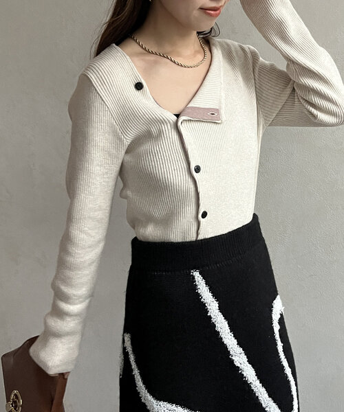 Thevon（ゼボン）の「アシメネックボタンリブニット（ニット/セーター・レディース・チャコールグレー/ブラック/グリーン/アイボリー・FREE）」の8枚目の写真