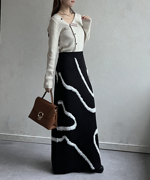 Thevon（ゼボン）の「アシメネックボタンリブニット（ニット/セーター・レディース・チャコールグレー/ブラック/グリーン/アイボリー・FREE）」の12枚目の写真