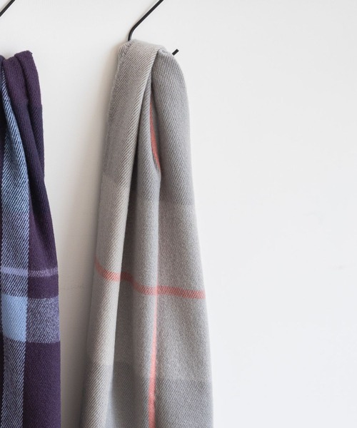 LAKOLE（ラコレ）の「アソートチェックマフラー / 131445（マフラー・レディース・ブルー/グレー/オフホワイト/カーキ/ブラック/パープル/オレンジ・FREE）」の4枚目の写真