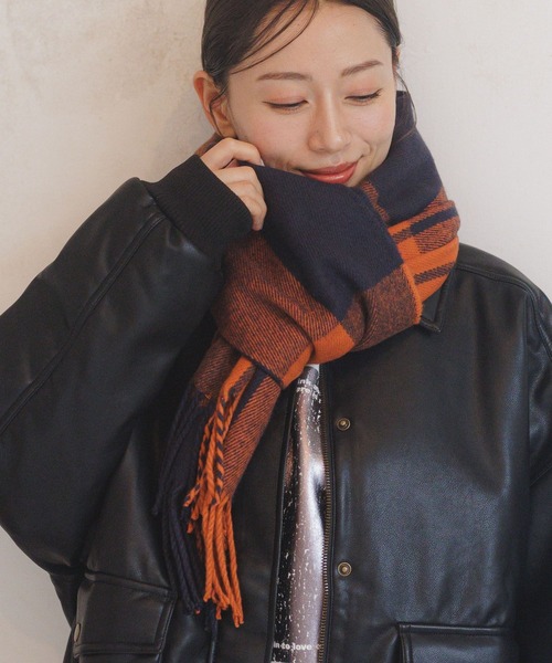 LAKOLE（ラコレ）の「アソートチェックマフラー / 131445（マフラー・レディース・ブルー/グレー/オフホワイト/カーキ/ブラック/パープル/オレンジ・FREE）」の7枚目の写真