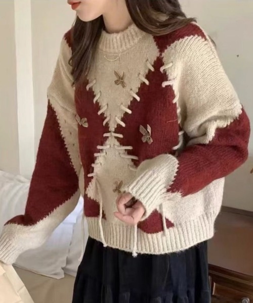 GEMEDA(ジェメダ)の「アーガイル&字レースアップヴィンテージニット(ニット/セーター・レディース・レッド/モカ/グレー・M)」の3枚目の写真