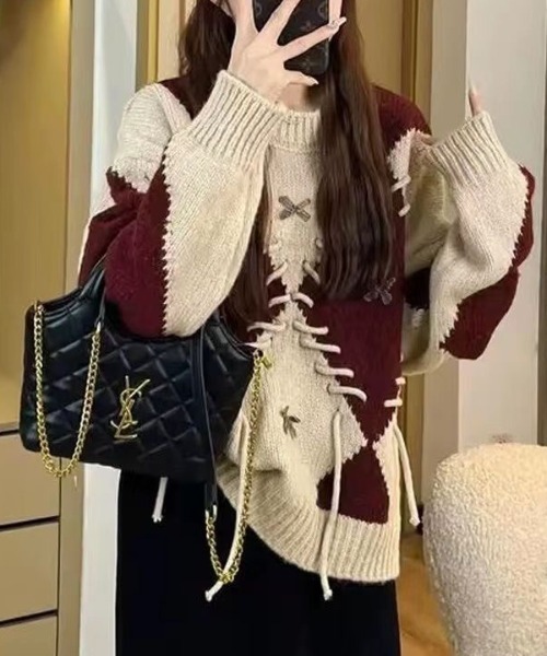 GEMEDA(ジェメダ)の「アーガイル&字レースアップヴィンテージニット(ニット/セーター・レディース・レッド/モカ/グレー・M)」の9枚目の写真