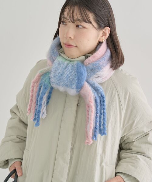 Green　Parks（グリーンパークス）の「ボリュームチェックマフラー（マフラー・レディース・ベージュ/グリーン/サックスブルー/ピンク・FREE）」の5枚目の写真