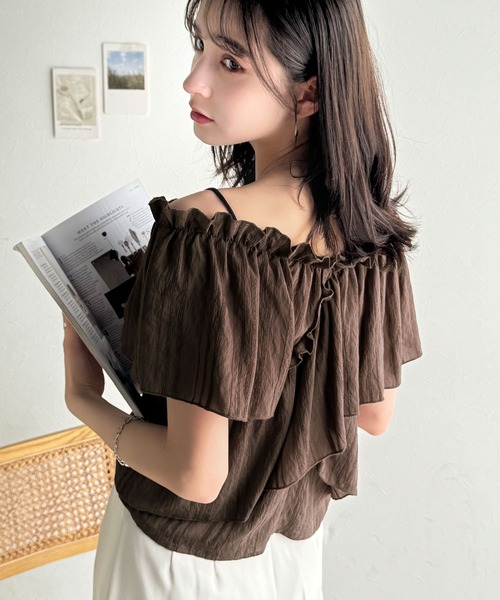 classicalelf(クラシカルエルフ)の「大人ガーリーに見せる。華奢魅せ♪2wayオフショルフリルデザインシアーブラウス(シャツ/ブラウス・レディース・ブラウン/ブラック/ベージュ/ホワイト・LARGE/X-LARGE/SMALL/MEDIUM)」の3枚目の写真