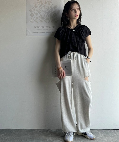 classicalelf(クラシカルエルフ)の「大人ガーリーに見せる。華奢魅せ♪2wayオフショルフリルデザインシアーブラウス(シャツ/ブラウス・レディース・ブラウン/ブラック/ベージュ/ホワイト・LARGE/X-LARGE/SMALL/MEDIUM)」の21枚目の写真
