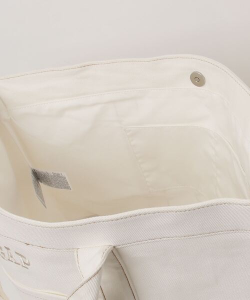 GAP（ギャップ）の「GAPロゴ デニム トートバッグ（トートバッグ・レディース・ホワイト・ONE SIZE）」の4枚目の写真