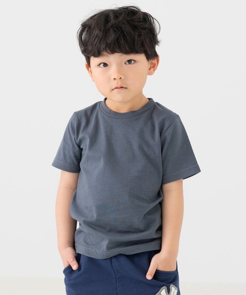 chil2（チルツー）の「綿100％ 無地 半袖Tシャツ（Tシャツ/カットソー・キッズ・ベージュ/オートミール/ミント/ネイビー/パープル/ラベンダー/イエロー/オレンジ/ホワイト/グリーン/ライトグリーン/レッド/ブラック/カーキ/サックスブルー/スモークピンク/チャコールグレー/クリーム/ブルー/グレイッシュブルー・80ｃｍ/90cm/100cm/110cm/120cm/130cm/140cm/150cm/160cm）」の3枚目の写真