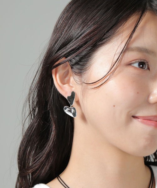 Monocoro toppi（モノコロトッピ）の「ニュアンス ハート ロング イヤリング（イヤリング・レディース・シルバー/ゴールド・フリー）」の4枚目の写真