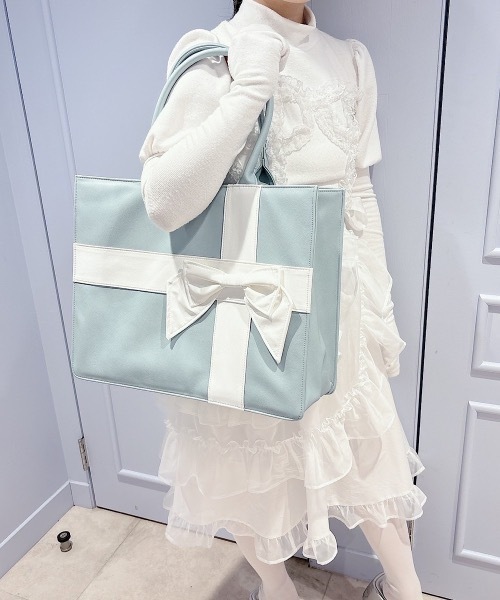 lilLilly（リルリリー）の「【両面デザイン】プレゼントボックスレザートートバッグ（ハンドバッグ・レディース・ブラック/ブルー/ホワイト/ピンク・FREE）」の3枚目の写真