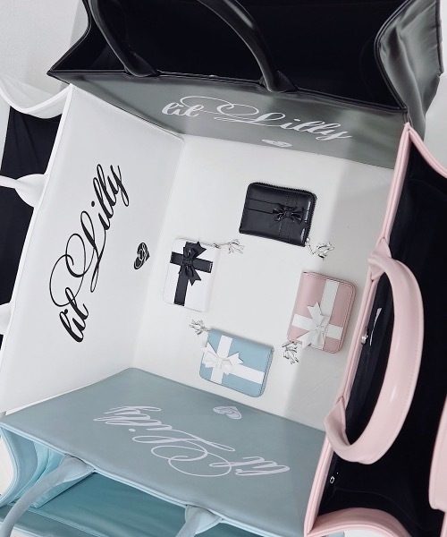 lilLilly（リルリリー）の「【両面デザイン】プレゼントボックスレザートートバッグ（ハンドバッグ・レディース・ブラック/ブルー/ホワイト/ピンク・FREE）」の8枚目の写真