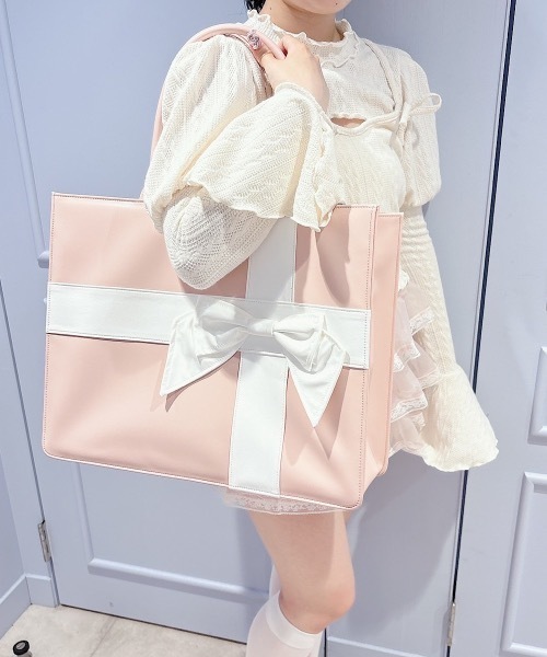 lilLilly（リルリリー）の「【両面デザイン】プレゼントボックスレザートートバッグ（ハンドバッグ・レディース・ブラック/ブルー/ホワイト/ピンク・FREE）」の22枚目の写真