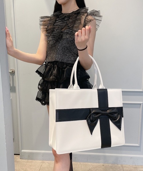 lilLilly（リルリリー）の「【両面デザイン】プレゼントボックスレザートートバッグ（ハンドバッグ・レディース・ブラック/ブルー/ホワイト/ピンク・FREE）」の6枚目の写真